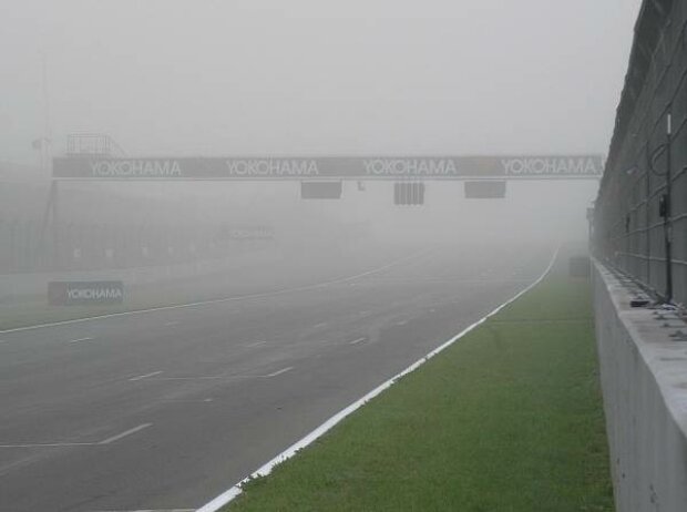 Zielgerade in Oschersleben bei Nebel