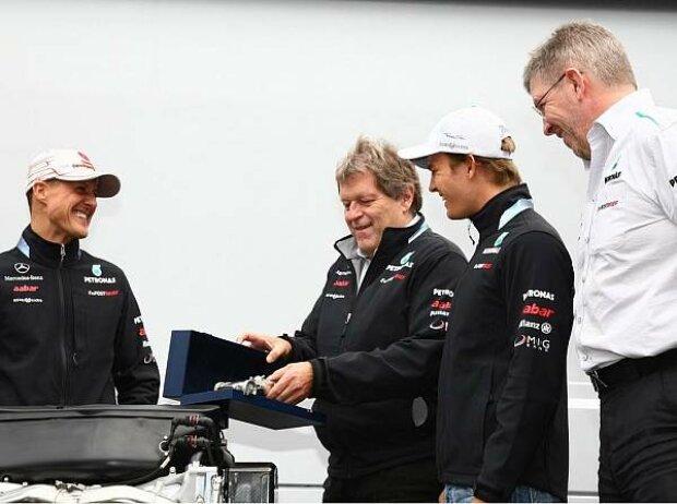 Nico Rosberg, Michael Schumacher, Ross Brawn (Teamchef), Norbert Haug (Mercedes-Motorsportchef)