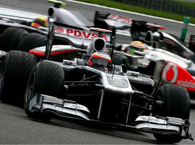 Rubens Barrichello vor Lewis Hamilton und Pastor Maldonado
