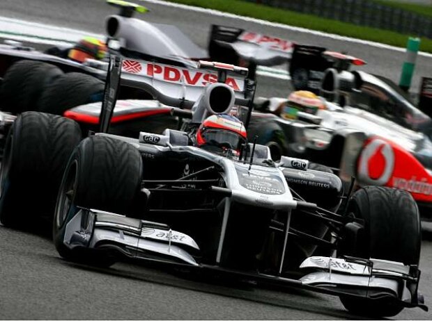 Rubens Barrichello vor Lewis Hamilton und Pastor Maldonado Rubens Barrichello vor Lewis Hamilton und Pastor Maldonado