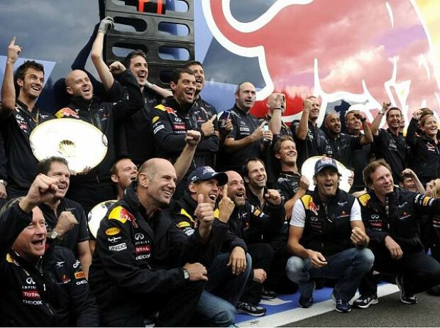 Titel-Bild zur News: Mark Webber, Sebastian Vettel, Adrian Newey (Technischer Direktor), Christian Horner (Teamchef)