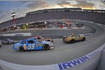 Start zum Irwin Tools Night Race mit Ryan Newman (SHR) und Carl Edwards (Roush) an der Spitze