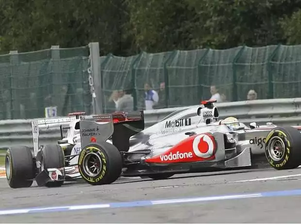 Titel-Bild zur News: Kamui Kobayashi, Lewis Hamilton