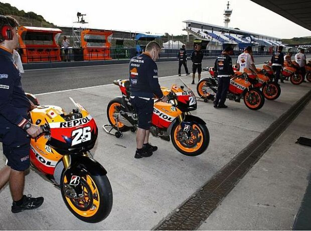 Die Bikes des Honda-Werksteams in der Boxengasse von Jerez