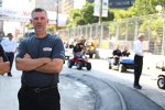 Tony Cotman, Vize-Rennchef der IndyCars begutachtet den Bau der provisorischen Schikane