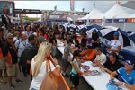 Autogrammstunde im Fahrerlager