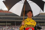 Clint Bowyer sucht Schutz unter einem Regenschirm