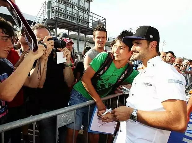 Vitantonio Liuzzi mit Fans Titel-Bild zur News: Vitantonio Liuzzi mit Fans