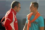 Stefano Domenicali (Teamchef) (Ferrari) und Michael Schumacher (Mercedes) 