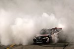 Kevin Harvick (Childress) feiert seinen vierten Saisonsieg per Burnout 