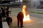 Feuer in der Box von Kasey Kahne (Red Bull)