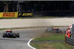 Lewis Hamilton (McLaren) muss ins Gras, Michael Schumacher (Mercedes) links davor