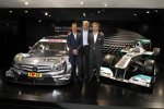 Nico Rosberg und Michael Schumacher (Mercedes) mit Daimler-Vorstand Dieter Zetsche 