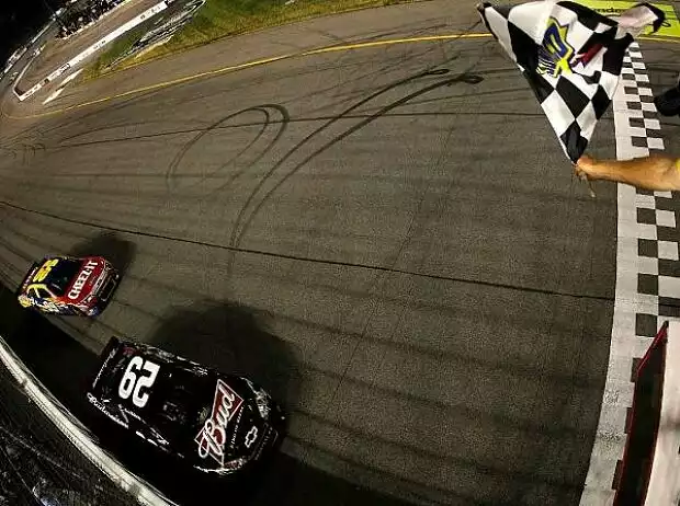 Kevin Harvick, Carl Edwards Titel-Bild zur News: Kevin Harvick, Carl Edwards