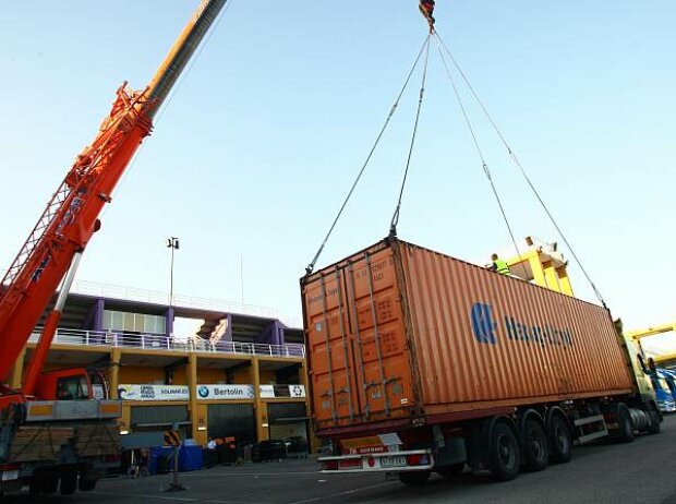 Titel-Bild zur News: Container-Verladung in Valencia