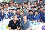 Die Dale-Coyne-Teamkollegen James Jakes und Sebastien Bourdais bei einem Sponsortermin mit japanischen Pfadfindern