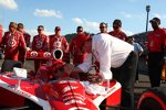 Scott Dixon empfängt die Glückwünsche von Teamchef Chip Ganassi