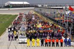 Die Sprint-Cup-Crews während der Nationalhymne vor dem Start des Geico 400