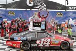 Tony Stewart (SHR) jubelt nach seinem dritten Chicagoland-Sieg in der Victory Lane