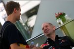 Adrian Newey (Technischer Direktor) und Sebastian Vettel (Red Bull) 