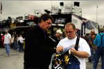 NASCAR-Präsident Mike Helton gibt Autogramme