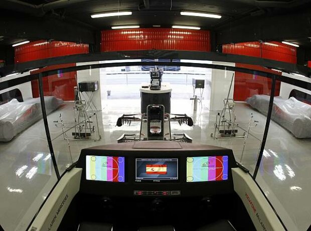 Titel-Bild zur News: Besucher-Blick in der McLaren-Box