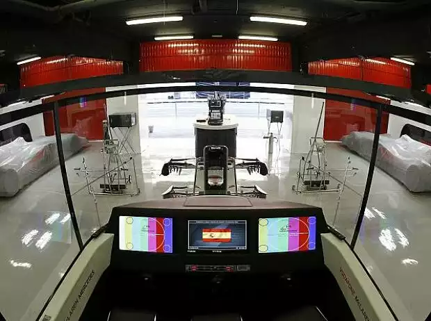 Besucher-Blick in der McLaren-Box Titel-Bild zur News: Besucher-Blick in der McLaren-Box