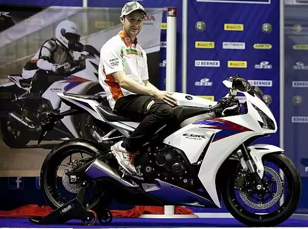 Jonathan Rea auf der Honda CBR1000RR Fireblade des Jahrgangs 2012 Titel-Bild zur News: Jonathan Rea auf der Honda CBR1000RR Fireblade des Jahrgangs 2012