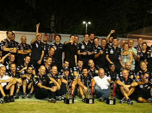 Mark Webber, Sebastian Vettel, Christian Horner (Teamchef), Adrian Newey (Technischer Direktor) Mark Webber, Sebastian Vettel, Christian Horner (Teamchef), Adrian Newey (Technischer Direktor)