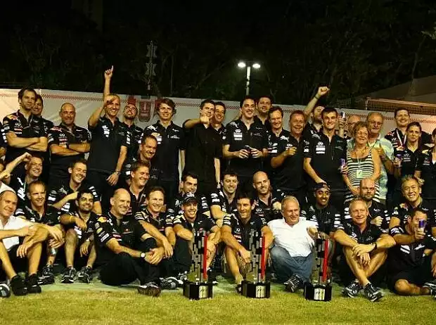 Mark Webber, Sebastian Vettel, Christian Horner (Teamchef), Adrian Newey (Technischer Direktor) Titel-Bild zur News: Mark Webber, Sebastian Vettel, Christian Horner (Teamchef), Adrian Newey (Technischer Direktor)