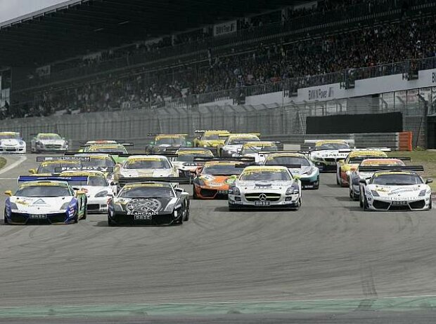 Titel-Bild zur News: Start zum ADAC-GT-Masters-Rennen 2010 auf dem Nürburgring