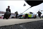 Carl Edwards (Roush) vergab den möglichen Sieg in der Boxengasse