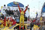 Kurt Busch (Penske) feiert in der Victory Lane