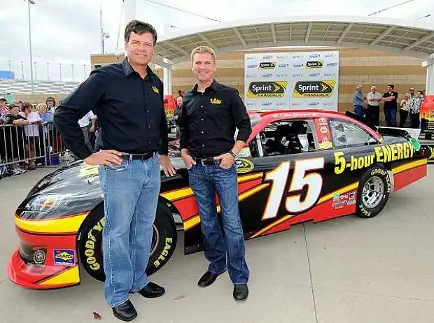 Titel-Bild zur News: Michael Waltrip, Clint Bowyer