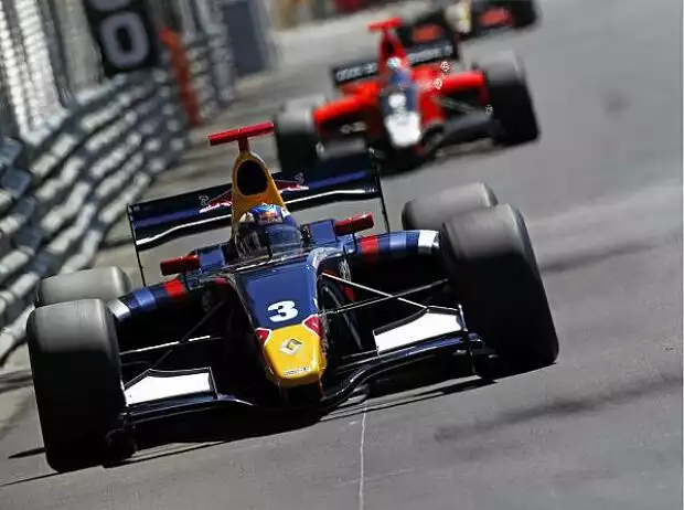 Daniel Ricciardo vor Robert Wickens Titel-Bild zur News: Daniel Ricciardo vor Robert Wickens