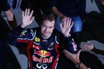 Sebastian Vettel (Red Bull) feiert mit seinem Team in der Boxengasse