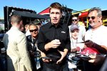 Carl Edwards gibt Autogramme