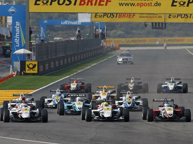 Titel-Bild zur News: Formel 3 Start in Valencia