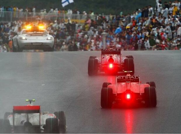 Sebastian Vettel vor Fernando Alonso Sebastian Vettel vor Fernando Alonso