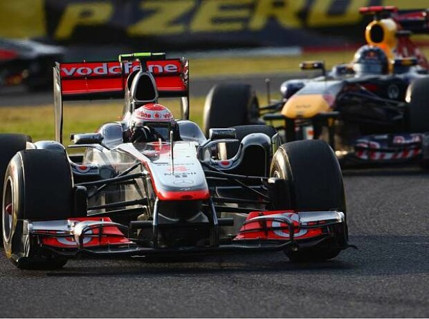Jenson Button vor Sebastian Vettel Jenson Button vor Sebastian Vettel