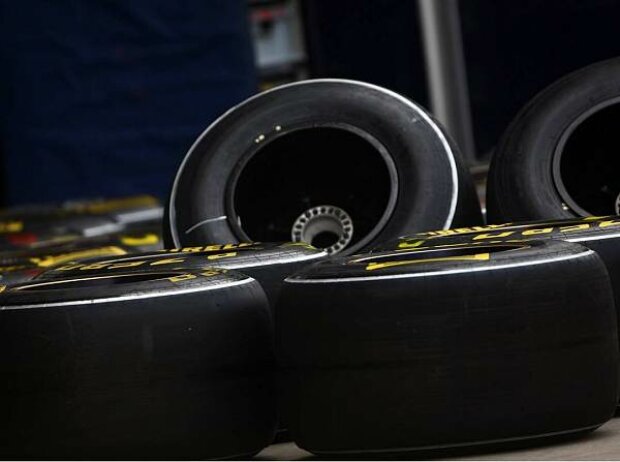 Titel-Bild zur News: Pirelli-Reifen in der Boxengasse von Istanbul