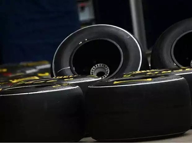 Pirelli-Reifen in der Boxengasse von Istanbul Titel-Bild zur News: Pirelli-Reifen in der Boxengasse von Istanbul