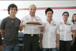 Peter Sauber (Teamchef) zum 68. Geburtstag eingerahmt von Sergio Perez und Kamui Kobayashi 