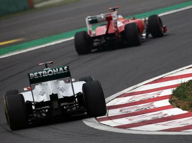 Fernando Alonso vor Michael Schumacher Fernando Alonso vor Michael Schumacher