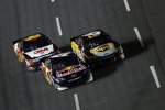 Kasey Kahne (Red Bull) im Kampf mit Greg Biffle (Roush; hinten) David Ragan (Roush) 