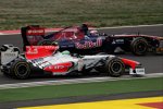 Vitantonio Liuzzi (HRT) und Sebastien Buemi (Toro Rosso) 