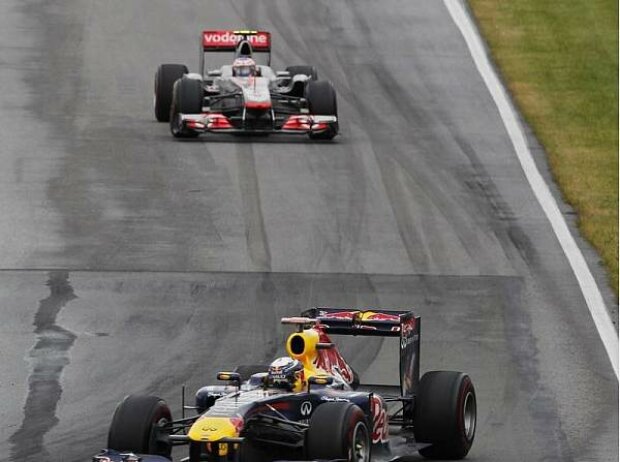 Sebastian Vettel vor Jenson Button Sebastian Vettel vor Jenson Button