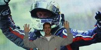 Bild zum Inhalt: Weltmeister Vettel erweist seinem Team die Ehre