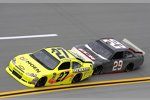 Kevin Harvick schiebt Paul Menard (Childress) 