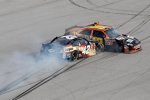 Juan Pablo Montoya (EGR) und Kyle Busch (Gibbs) waren in den ersten Big One verwickelt